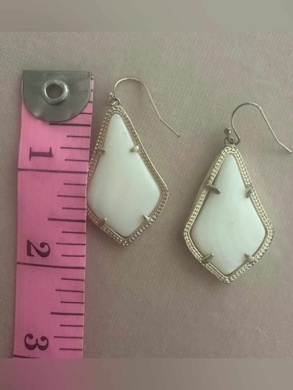 Kendra Scott White Mother-of-Pearl Alexander Drop Earrings - Picture 4 of 4